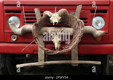 LKW mit Widder und Ziegenschädeln auf dem Schlachtgambrel verziert, das während des Busójárás Karnevals am Farsang Dienstag in Mohács im Kreis Baranya, Ungarn, abgebildet ist. Traditionelle jährliche maskierte Feier der ethnischen Gruppe Šokci am Ende der Karnevalssaison (Farsang) in Südungarn. Stockfoto