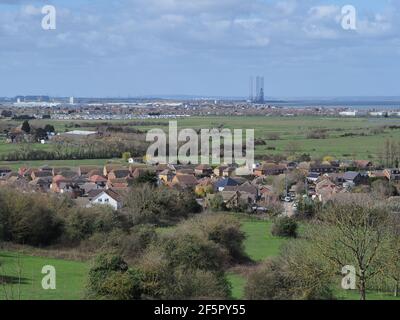 Minster on Sea, Kent, Großbritannien. 27th. März 2021. Reuters hat vor kurzem darüber berichtet, wie sich die "Kent-Variante" von Covid-19, die sich mittlerweile rund um den Globus verbreitet hat, auf der Insel Sheppey entwickelte, mit hohen Konzentrationen in den Gefängnissen der Insel. Bild: Ein allgemeiner Blick über die Insel Sheppey von Minster on Sea, mit Blick auf die Hauptstadt Sheerness & Port of Sheerness. Kredit: James Bell/Alamy Live Nachrichten Stockfoto