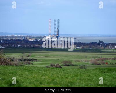 Minster on Sea, Kent, Großbritannien. 27th. März 2021. Reuters hat vor kurzem darüber berichtet, wie sich die "Kent-Variante" von Covid-19, die sich mittlerweile rund um den Globus verbreitet hat, auf der Insel Sheppey entwickelte, mit hohen Konzentrationen in den Gefängnissen der Insel. Bild: Ein allgemeiner Blick über die Insel Sheppey von Minster on Sea, mit Blick auf die Hauptstadt Sheerness & Port of Sheerness. Kredit: James Bell/Alamy Live Nachrichten Stockfoto