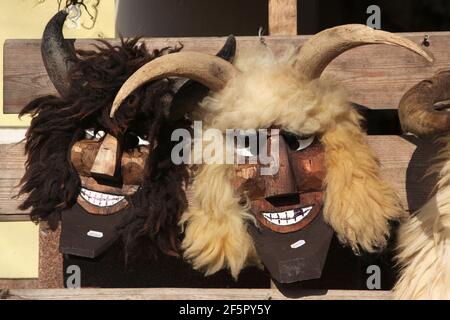 Busó-Masken auf dem Straßenmarkt während des Busójárás-Karnevals in Mohács im Kreis Baranya, Ungarn. Traditionelle jährliche maskierte Feier der ethnischen Gruppe Šokci am Ende der Karnevalssaison (Farsang) in Südungarn. Stockfoto