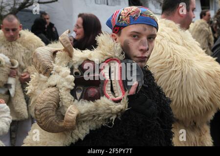 Maskierte Busós Bereiten Sie sich auf die Karnevalsprozession im Hof eines der Häuser in der Innenstadt am Farsang Dienstag während des Busójárás Karneval in Mohács in Baranya County, Ungarn. Traditionelle jährliche maskierte Feier der ethnischen Gruppe Šokci am Ende der Karnevalssaison (Farsang) in Südungarn. Stockfoto