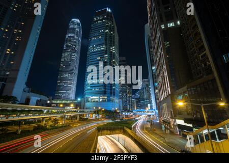 Nachtansicht der modernen Hochhäuser im Finanzviertel von Hong Kong, China. Stockfoto