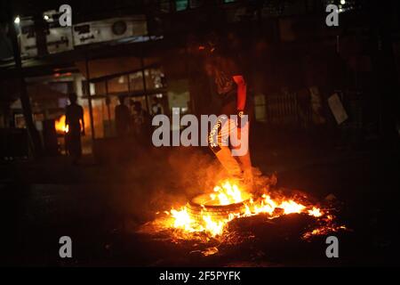 Yangon, Myanmar. März 2021, 27th. Während der Demonstration verbrannten Demonstranten Reifen, um die Straße zu blockieren. Myanmar Militär greift Demonstranten mit Gummigeschossen, lebender Munition, Tränengas und Schallbomben als Reaktion an. Die Zahl der Todesopfer beträgt heute 144 und die höchste Zahl der Todesopfer seit dem Militärputsch im Februar 1. Kredit: SOPA Images Limited/Alamy Live Nachrichten Stockfoto