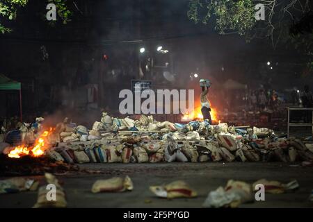 Yangon, Myanmar. März 2021, 27th. Säcke wurden während der Demonstration als Barrikaden gegossen. Myanmar Militär greift Demonstranten mit Gummigeschossen, lebender Munition, Tränengas und Schallbomben als Reaktion an. Die Zahl der Todesopfer beträgt heute 144 und die höchste Zahl der Todesopfer seit dem Militärputsch im Februar 1. Kredit: SOPA Images Limited/Alamy Live Nachrichten Stockfoto