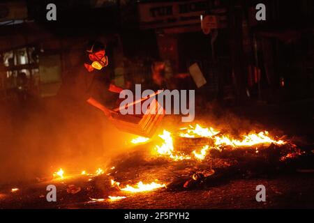 Yangon, Myanmar. März 2021, 27th. Während der Demonstration verbrannten Demonstranten Reifen, um die Straße zu blockieren. Myanmar Militär greift Demonstranten mit Gummigeschossen, lebender Munition, Tränengas und Schallbomben als Reaktion an. Die Zahl der Todesopfer beträgt heute 144 und die höchste Zahl der Todesopfer seit dem Militärputsch im Februar 1. Kredit: SOPA Images Limited/Alamy Live Nachrichten Stockfoto