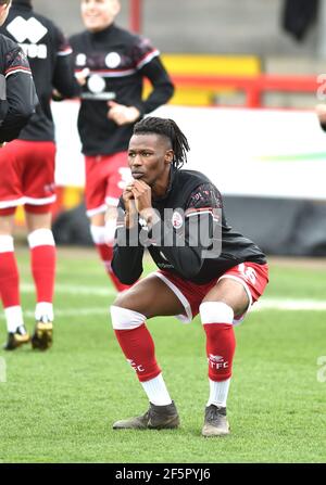 David Sesay von Crawley erwärmt sich vor dem zweiten Spiel der Sky Bet League zwischen Crawley Town und Port Val im People's Pension Stadium , Crawley , Großbritannien - 27. März 2021 - nur für redaktionelle Verwendung. Keine Verkaufsförderung. Für Football-Bilder gelten Einschränkungen für FA und Premier League. Keine Nutzung des Internets/Handys ohne FAPL-Lizenz - für Details wenden Sie sich an Football Dataco Stockfoto