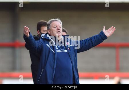 Crawley-Manager John Yems zeigt seine Frustration während des zweiten Spiels der Sky Bet League zwischen Crawley Town und Port Val im People's Pension Stadium , Crawley , Großbritannien - 27. März 2021 - nur für redaktionelle Verwendung. Keine Verkaufsförderung. Für Football-Bilder gelten Einschränkungen für FA und Premier League. Keine Nutzung des Internets/Handys ohne FAPL-Lizenz - für Details wenden Sie sich an Football Dataco Stockfoto