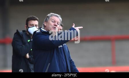 Crawley-Manager John Yems während des zweiten Spiels der Sky Bet League zwischen Crawley Town und Port Val im People's Pension Stadium , Crawley , Großbritannien - 27. März 2021 - nur für die redaktionelle Verwendung. Keine Verkaufsförderung. Für Football-Bilder gelten Einschränkungen für FA und Premier League. Keine Nutzung des Internets/Handys ohne FAPL-Lizenz - für Details wenden Sie sich an Football Dataco Stockfoto