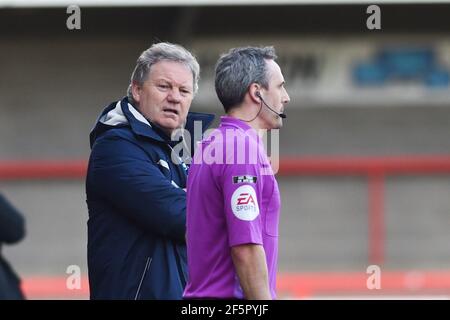 Crawley-Manager John Yems zeigt seine Frustration während des zweiten Spiels der Sky Bet League zwischen Crawley Town und Port Val im People's Pension Stadium , Crawley , Großbritannien - 27. März 2021 - nur für redaktionelle Verwendung. Keine Verkaufsförderung. Für Football-Bilder gelten Einschränkungen für FA und Premier League. Keine Nutzung des Internets/Handys ohne FAPL-Lizenz - für Details wenden Sie sich an Football Dataco Stockfoto