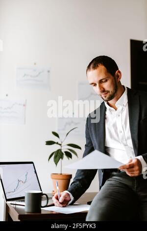 Konzentrierter Finanzmanager, der Daten im Büro analysiert Stockfoto