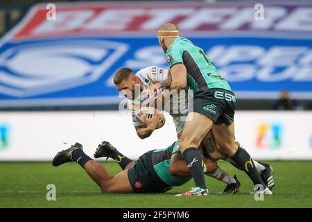 Sam Tomkins (29) von Catalans Dragons wird von Dean Hadley (13) von Hull KR in, am 3/27/2021 in Angriff genommen. (Foto von Mark Cosgrove/News Images/Sipa USA) Quelle: SIPA USA/Alamy Live News Stockfoto