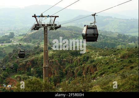 Seilbahn im Naturpark Cabarceno, Kantabrien, Spanien. Stockfoto