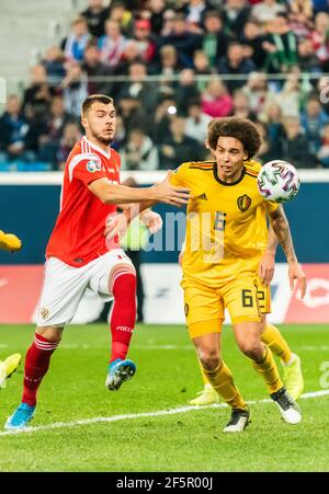 Sankt Petersburg, Russland – 16. November 2019. Russische Fußball-Nationalmannschaft Stürmer Nikolai Komlichenko gegen Belgien Mittelfeldspieler Axel Witsel während Stockfoto