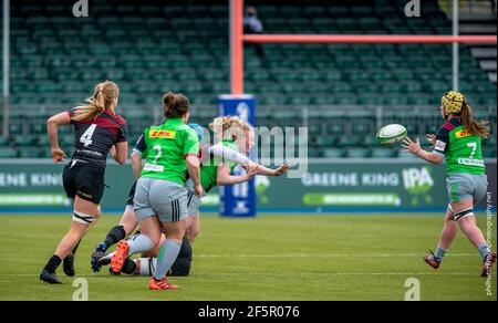 London, Großbritannien. März 2021, 27th. Heather Cowell von Harlequins Women bekommt einen Pass für Emily Robinson, als sie während des Womens Allianz Premier 15s Matches zwischen Saracens Women und Harlequins Women am 27. März 2021 im Stonex Stadium, London, England, in Angriff genommen wird. Foto von Phil Hutchinson. Nur redaktionelle Verwendung, Lizenz für kommerzielle Nutzung erforderlich. Keine Verwendung bei Wetten, Spielen oder Veröffentlichungen einzelner Vereine/Vereine/Spieler. Kredit: UK Sports Pics Ltd/Alamy Live Nachrichten Stockfoto