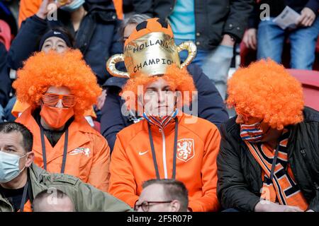 AMSTERDAM, NIEDERLANDE - MÄRZ 27: Fans, Unterstützer der Niederlande beim Feldlab covid-19 Corona Test während der FIFA Fußball-Weltmeisterschaft 2022 Quatar Stockfoto