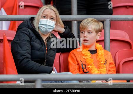 AMSTERDAM, NIEDERLANDE - MÄRZ 27: Fans, Unterstützer der Niederlande beim Feldlab covid-19 Corona Test während der FIFA Fußball-Weltmeisterschaft 2022 Quatar Stockfoto