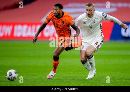 AMSTERDAM, NIEDERLANDE - 27. MÄRZ: Georginio Wijnaldum of the Netherlands, Kristers Tobers of Latvia während der FIFA WM 2022 Katar Qualifikationsspiel zwischen den Niederlanden und Lettland in Johan Cruijff Arena am 27. März 2021 in Amsterdam, Niederlande (Foto von Broer van den Boom/Orange Pictures) Kredit: Orange Pics BV/Alamy Live News Stockfoto