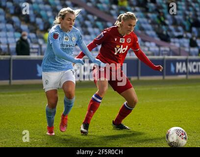 Lauren Hemp von Manchester City (links) und Kristine Leine von Reading kämpfen während des Spiels der FA Women's Super League im Academy Stadium in Manchester um den Ball. Bilddatum: Samstag, 27. März 2021. Stockfoto