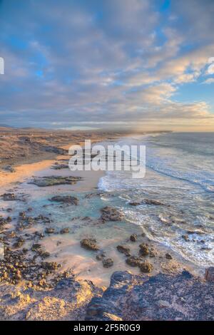 Küste mit Stränden, die sich von El Cotillo Dorf auf Fuerteventura, Kanarische Inseln, Spanien. Stockfoto