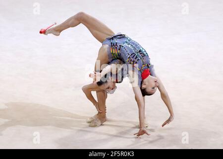 Sofia, Bulgarien - 27. März, 2021: Team Bulgarien treten während der 3 Hoops + 2 Paar Clubs Gruppenqualifikation bei der rhythmischen Gymnastik "Sofia World Cup" 2021. Stockfoto