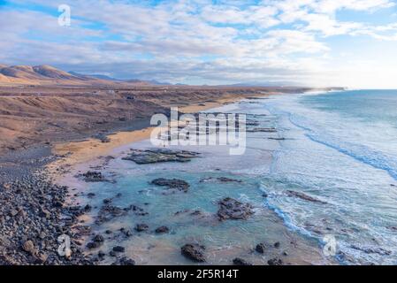 Küste mit Stränden, die sich von El Cotillo Dorf auf Fuerteventura, Kanarische Inseln, Spanien. Stockfoto