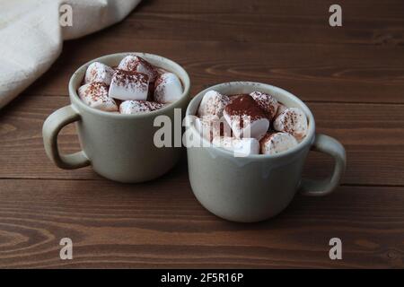 Heiße Schokolade mit Marshmallows isoliert auf Holztisch Stockfoto