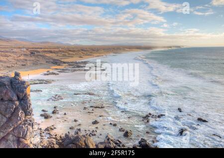 Küste mit Stränden, die sich von El Cotillo Dorf auf Fuerteventura, Kanarische Inseln, Spanien. Stockfoto