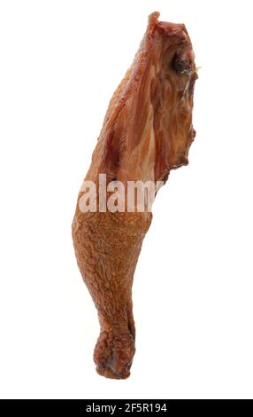 Geräuchertes Hühnerfleisch, Hühnerschenkel, Viertel, auf einem weißen Teller isoliert Stockfoto