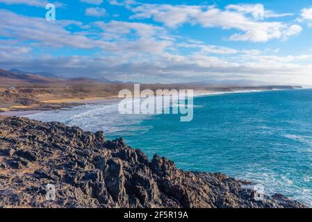 Küste mit Stränden, die sich von El Cotillo Dorf auf Fuerteventura, Kanarische Inseln, Spanien. Stockfoto