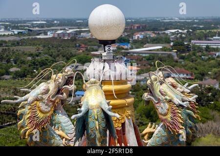 Farbige chinesische Drachenstatuen schmücken die Lampe auf dem Dach, Wat Samphran Dragon Temple, Nakhon Pathom, Thailand. Stockfoto