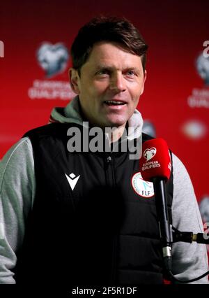 Der Luxemburger Manager Luc Holtz wird vor dem FIFA-WM-Qualifikationsspiel 2022 im Aviva Stadium in Dublin, Irland, interviewt. Bilddatum: Samstag, 27. März 2021. Stockfoto