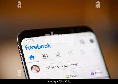 Nahaufnahme auf einem Android-Smartphone-Bildschirm zeigt die Facebook Social Logo der Media-App und Startseite Stockfoto