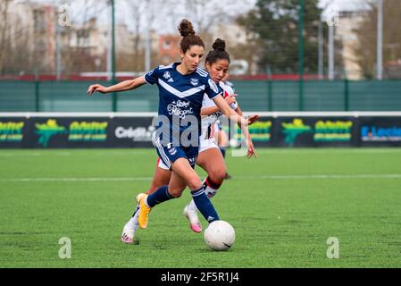 Ghoutia Karchouni vom FC Girondins de Bordeaux und Lina Chabane vom FC Fleury im Duell um den Ball während der französischen Frauenmeisterschaft D1 Arkema Fußballspiel zwischen dem FC Fleury 91 und Girondins de Bordeaux am 27. März 2021 im Walter Felder Stadion in Fleury Merogis, Frankreich - Foto Melanie Laurent / A2M Sport Consulting / DPPI / LiveMedia Stockfoto