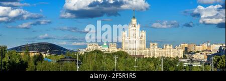 Panorama von Moskau im Sommer, Russland. Panoramablick auf den Zaryadye-Park und das Kotelnicheskaya-Ufergebäude im Stadtzentrum von Moskau. Schöne Skyline und Stockfoto