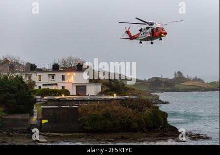 Castletownbere, West Cork, Irland. März 2021, 27th. Der irische Küstenwache-Hubschrauber Rescue 115 kommt an Land, um in Castletownbere aufzutanken, bevor er zur Hilfe des heimgesuchten Fischtrawlers 'Ellie Adhamh' geht. Der Motor des Trawlers ist gestern ausgefallen und sie ist seitdem driftet. Irisches Marineschiff die 'Le George Bernard Shaw' und das Castletownbere RNLI Rettungsboot unterstützen den Trawler vor Ort. Quelle: AG News/Alamy Live News Stockfoto