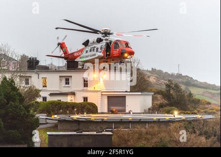 Castletownbere, West Cork, Irland. März 2021, 27th. Der irische Küstenwache-Hubschrauber Rescue 115 kommt an Land, um in Castletownbere aufzutanken, bevor er zur Hilfe des heimgesuchten Fischtrawlers 'Ellie Adhamh' geht. Der Motor des Trawlers ist gestern ausgefallen und sie ist seitdem driftet. Irisches Marineschiff die 'Le George Bernard Shaw' und das Castletownbere RNLI Rettungsboot unterstützen den Trawler vor Ort. Quelle: AG News/Alamy Live News Stockfoto