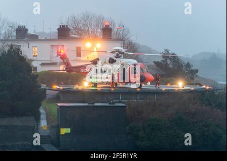 Castletownbere, West Cork, Irland. März 2021, 27th. Irish Coastguard Helikopter Rescue 115 hebt von Castletownbere ab, um der betroffenen Fischtrawler 'Ellie Adhamh' zu helfen. Der Motor des Trawlers ist gestern ausgefallen und sie ist seitdem driftet. Irisches Marineschiff die 'Le George Bernard Shaw' und das Castletownbere RNLI Rettungsboot unterstützen den Trawler vor Ort. Quelle: AG News/Alamy Live News Stockfoto