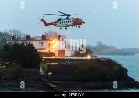 Castletownbere, West Cork, Irland. März 2021, 27th. Irish Coastguard Helikopter Rescue 115 hebt von Castletownbere ab, um der betroffenen Fischtrawler 'Ellie Adhamh' zu helfen. Der Motor des Trawlers ist gestern ausgefallen und sie ist seitdem driftet. Irisches Marineschiff die 'Le George Bernard Shaw' und das Castletownbere RNLI Rettungsboot unterstützen den Trawler vor Ort. Quelle: AG News/Alamy Live News Stockfoto