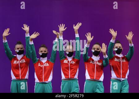 Sofia, Bulgarien - 27. März 2021: Mitglieder des Teams Bulgarien posieren mit ihren Goldmedaillen auf dem Podium bei der Group Award Ceremony for All-Around bei der rhythmischen Gymnastik "Sofia World Cup" 2021. Stockfoto