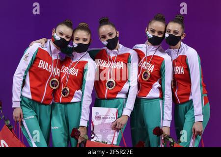 Sofia, Bulgarien - 27. März 2021: Mitglieder des Teams Bulgarien posieren mit ihren Goldmedaillen auf dem Podium bei der Group Award Ceremony for All-Around bei der rhythmischen Gymnastik "Sofia World Cup" 2021. Stockfoto