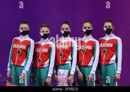 Sofia, Bulgarien - 27. März 2021: Mitglieder des Teams Bulgarien posieren mit ihren Goldmedaillen auf dem Podium bei der Group Award Ceremony for All-Around bei der rhythmischen Gymnastik "Sofia World Cup" 2021. Stockfoto