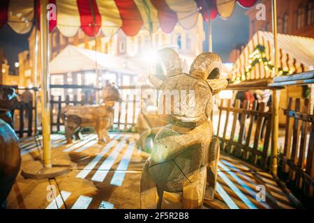 Riga, Lettland. Traditionelles Vintage Old Carousel Fröhliche Runde auf dem Weihnachtsmarkt auf dem Dome Square. Winterurlaub, Neujahr In Europa Stockfoto