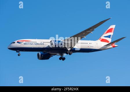 British Airways Boeing 787 Dreamliner Jet Airliner Flugzeug G-ZBJE im Finale auf dem London Heathrow Airport, Großbritannien, in blauem Himmel landen. Seitenprofil Stockfoto