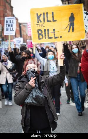 Manchester, Großbritannien. März 2021, 27th. Demonstranten marschieren vom Petersplatz durch die Stadt während einer "Kill the Bill"-Demonstration. Menschen gehen auf die Straße, um gegen das neue Polizeigesetz zu protestieren. Die neue Gesetzgebung wird der Polizei mehr Befugnisse zur Kontrolle von Protesten geben. Kredit: Andy Barton/Alamy Live Nachrichten Stockfoto