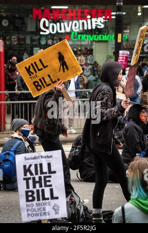 Manchester, Großbritannien. März 2021, 27th. Demonstranten marschieren vom Petersplatz durch die Stadt während einer "Kill the Bill"-Demonstration. Menschen gehen auf die Straße, um gegen das neue Polizeigesetz zu protestieren. Die neue Gesetzgebung wird der Polizei mehr Befugnisse zur Kontrolle von Protesten geben. Kredit: Andy Barton/Alamy Live Nachrichten Stockfoto