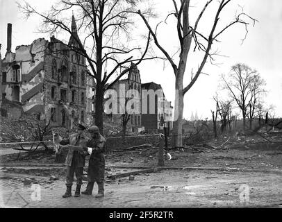 Köln, Deutschland 1945 Königlicher Luftwaffenoffizier und Dispatch-Fahrer inspizieren Bombenschäden gegen Ende des Zweiten Weltkriegs nach schweren Bombenangriffen auf die Stadt. WW2 zweiter Weltkrieg Stockfoto