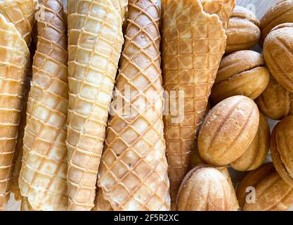 Waffeln mit einem Schlauch und Nüsse mit Kondensmilch Nahaufnahme. Köstliches Dessert mit Kondensmilch Stockfoto
