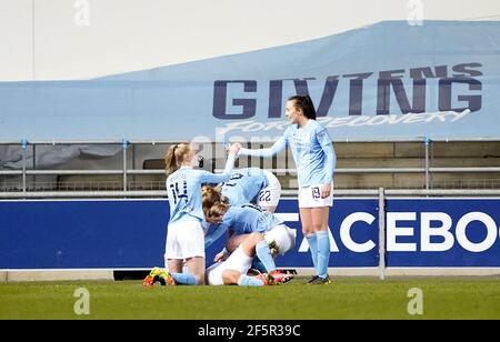 Chloe Kelly von Manchester City feiert das erste Tor ihrer Spielmannschaft während des FA Women's Super League-Spiels im Academy Stadium in Manchester. Bilddatum: Samstag, 27. März 2021. Stockfoto