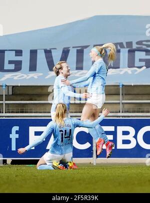 Chloe Kelly von Manchester City (rechts) feiert das erste Tor ihrer Spielmannschaft während des FA Women's Super League-Spiels im Academy Stadium in Manchester. Bilddatum: Samstag, 27. März 2021. Stockfoto