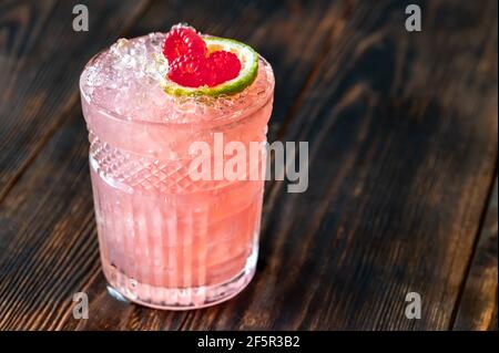 Glas Nickerbocker Cocktail aus Rum, Limettensaft, orangencuracao und Himbeersirup Stockfoto